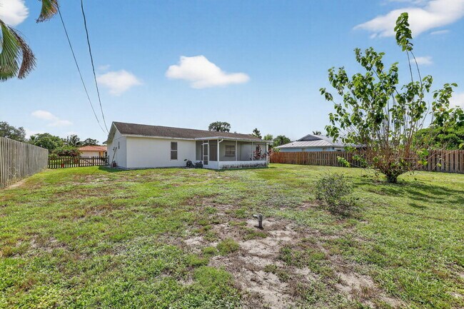 Building Photo - 561 SE Karrigan Terrace