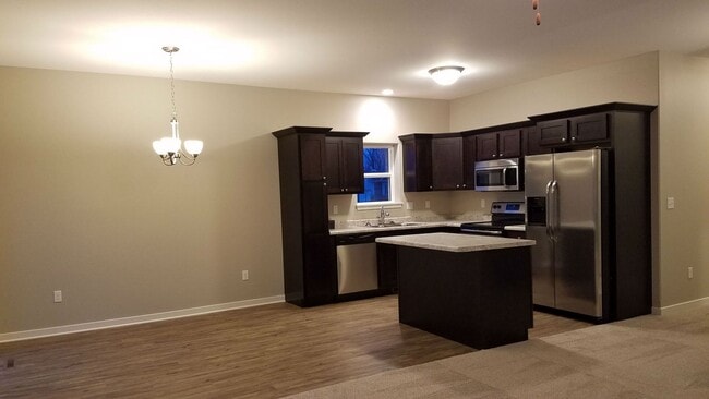 Building Photo - 4 Bedroom, 3 bath close to University and available August 14, 2026