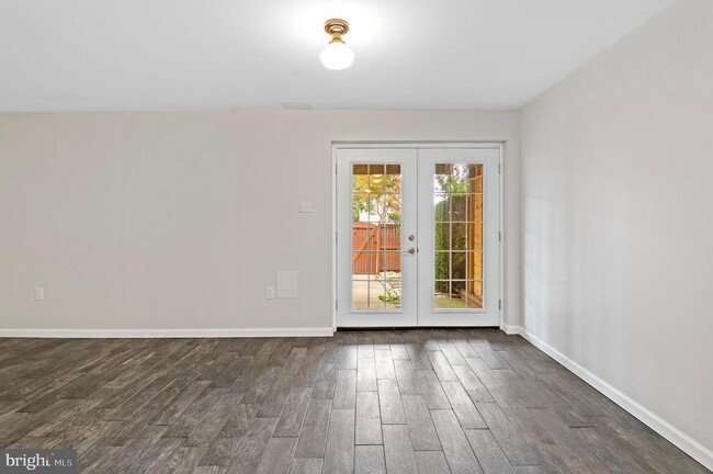 Building Photo - 689 Clearview Ave