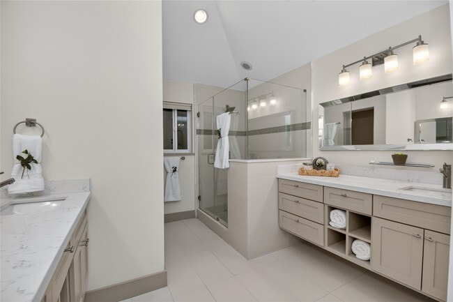 Building Photo - 14603 Carolcrest Dr