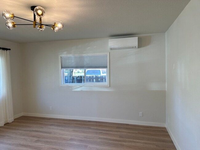 Building Photo - Beautiful high end 1 bedroom duplex with office!
