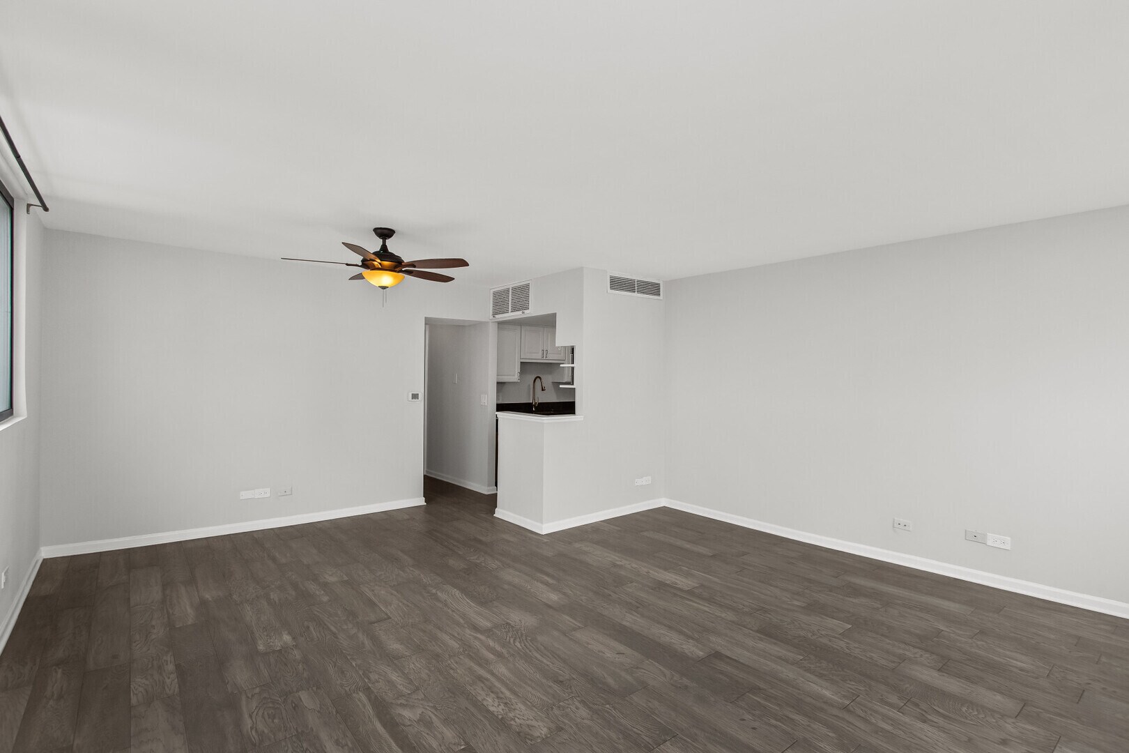 Building Photo - 6150 N Kenmore Ave