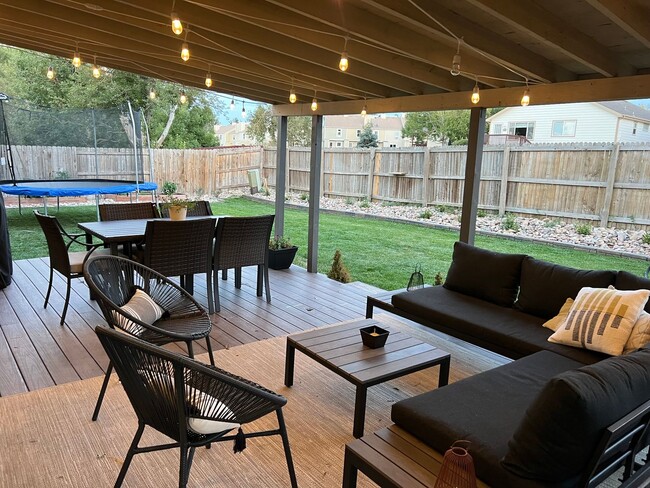 Building Photo - Stunning 5 Bedroom in the Coveted Kipling ...