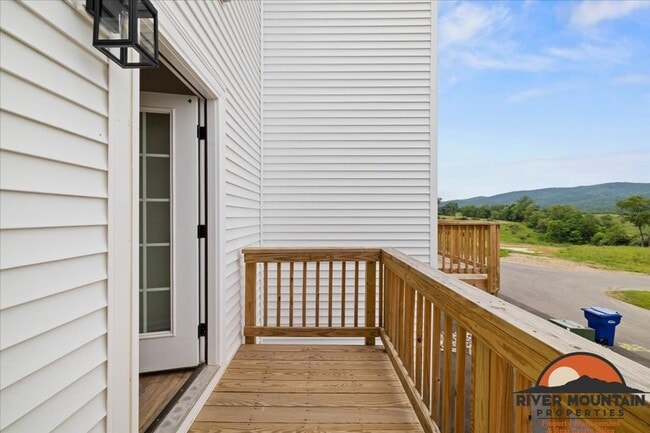 Building Photo - Charming Townhome with Garage and Bonus Room