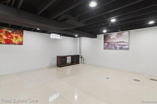 Building Photo - 23944 Fordson Dr