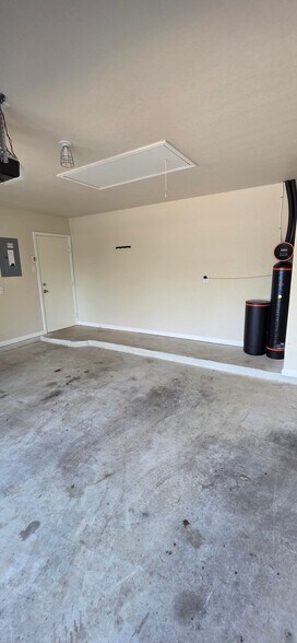 Building Photo - 2530 Diamondback Trail