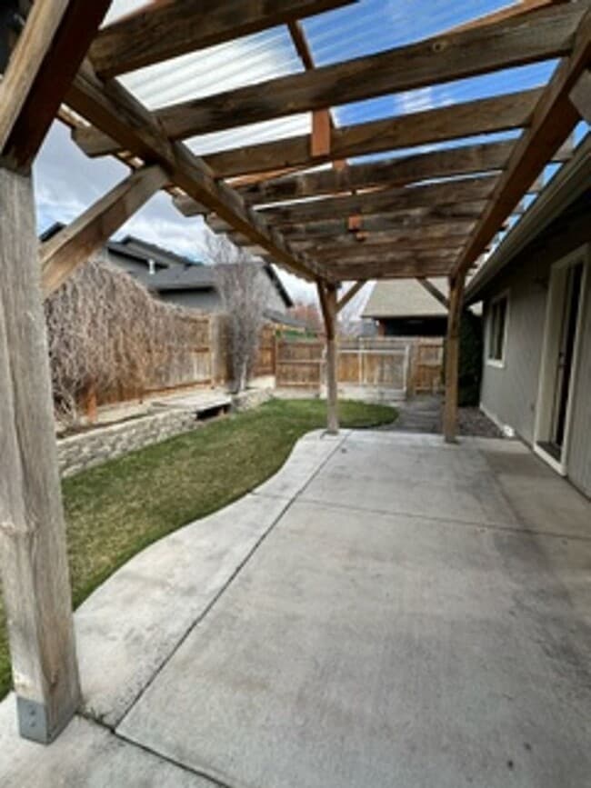 Building Photo - Bright & Spacious 3BR/2BA Home in SE Bend – Prime Location!