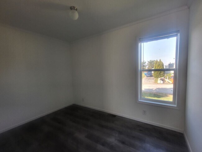 Building Photo - 45 Swan Ln