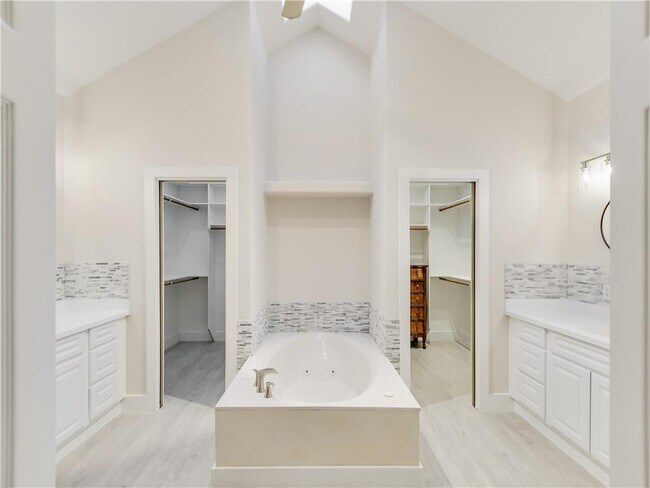 Building Photo - 207 Tellus St