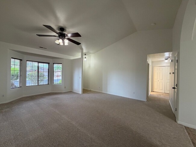 Building Photo - SPACIOUS HOME FOR RENT!
