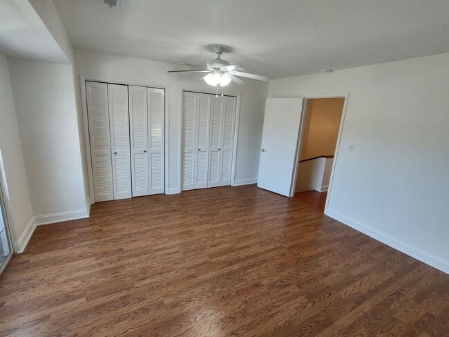 Building Photo - 2-Story Townhome WALKING DISTANCE TO THE BEACH! COMMUNITY POOL!