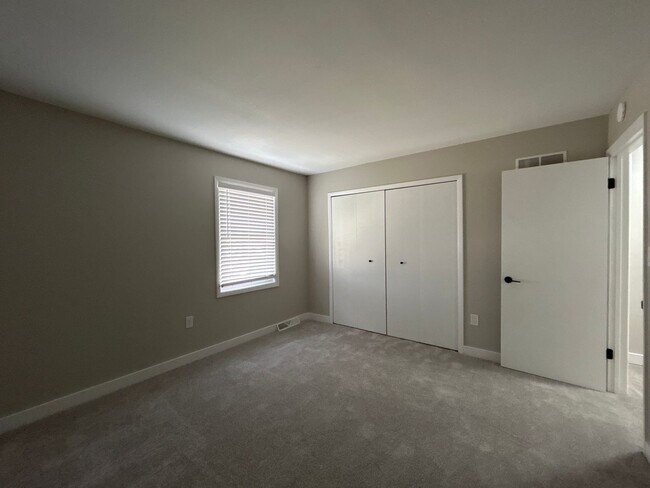 Building Photo - 2-Bedroom, 1-Bathroom Condo in South Bend – $1,464/Month (Lawn Care & Snow Removal Included!)