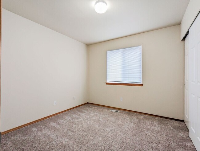 Building Photo - **Move-In Special** Spacious 3 bed, 2 bath...