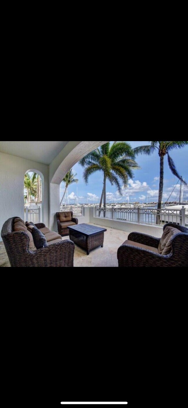 Building Photo - 802 W Windward Way