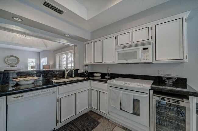 Building Photo - 6141 N 28th Pl