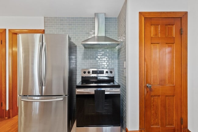 Building Photo - Brick 2-Bedroom Home Close to Farmville an...