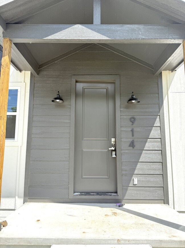 Building Photo - 914 F St SW