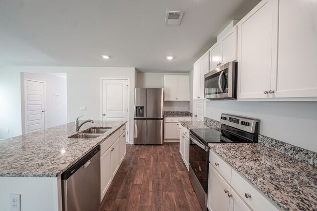 Building Photo - AVAILABLE NOW!