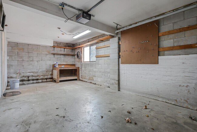 Building Photo - 2543 Stonington Ave