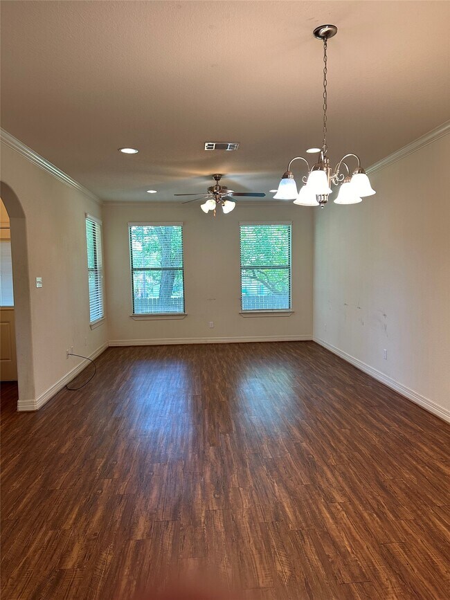 Building Photo - 210 S Tesch St