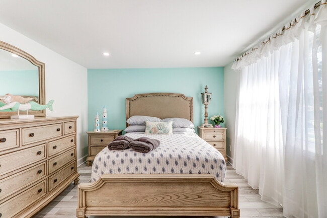 Building Photo - Fully Furnished 4-Bedroom Pool Home with Golf Course Views in Northdale