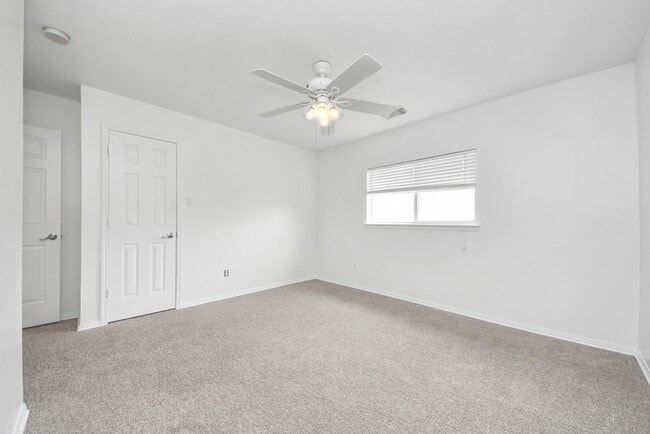 Building Photo - 7238 Foxshadows Ln