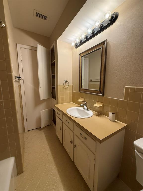 Building Photo - 5906 Mountainclimb Dr