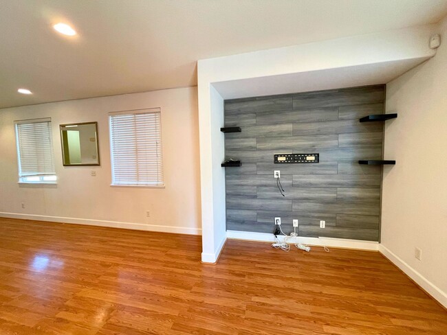 Building Photo - Beautiful 4 bed/ 3.5 bath in Natomas!