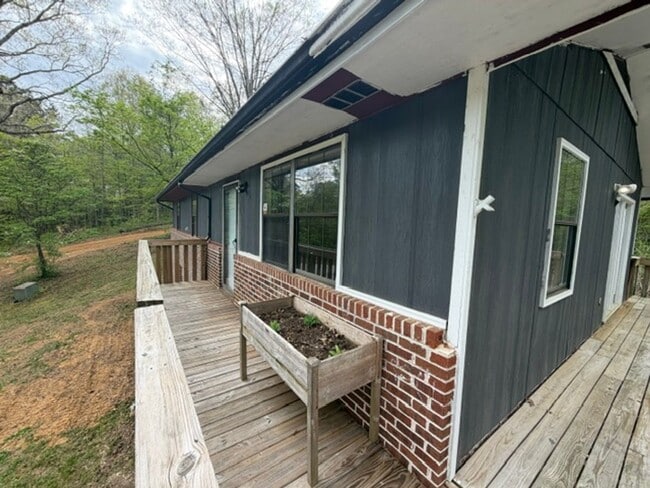 Building Photo - Lenoir City 37771 - 3 bedroom, 2 bath home - Contact Tara Hayes (865) 242-8010