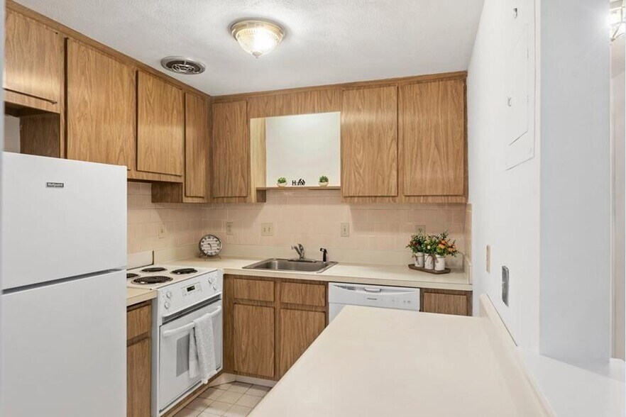 Building Photo - 1325 Worcester Rd