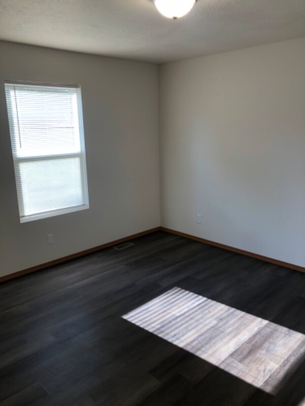Building Photo - 1717 N Oak Grove Ave