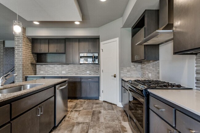 Building Photo - 2125 Heavenly Dr