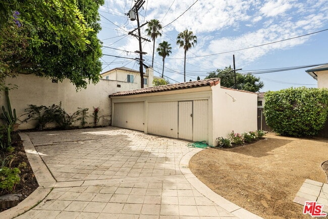 Building Photo - 1054 S Stanley Ave