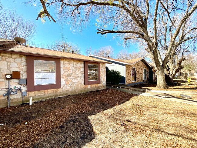 Building Photo - AVAILABLE NOW! 2 Bedroom / 1 Bath Home Near Randolph AFB!