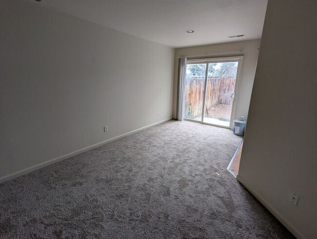 Building Photo - Updated 3-Bedroom Townhome in Dayton – Mov...
