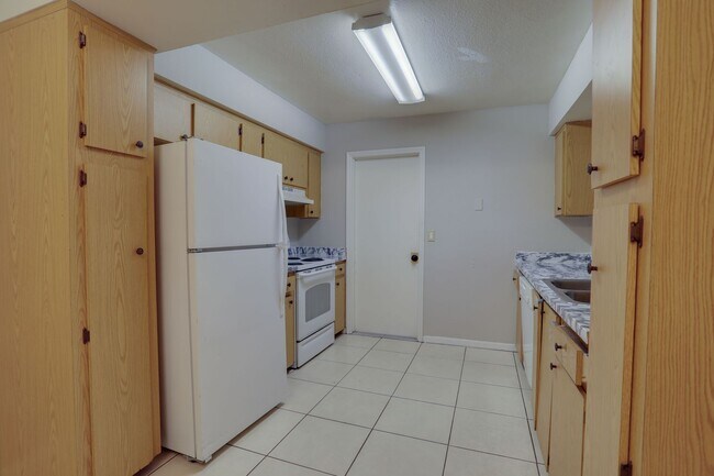 Building Photo - 370 Springdale Dr