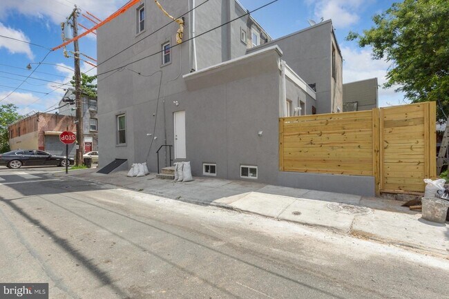 Building Photo - 410 Diamond St