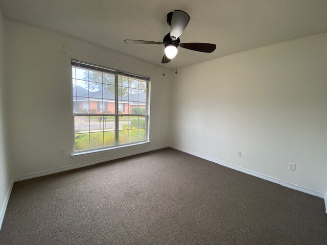 Building Photo - 120 Vivian Loop