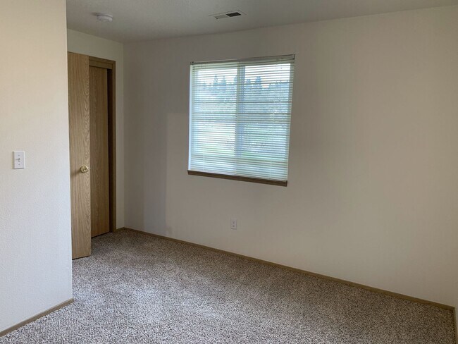 Building Photo - 3 bedroom, 2 1/2 bath home in quiet Scappoose neighborhood near parks