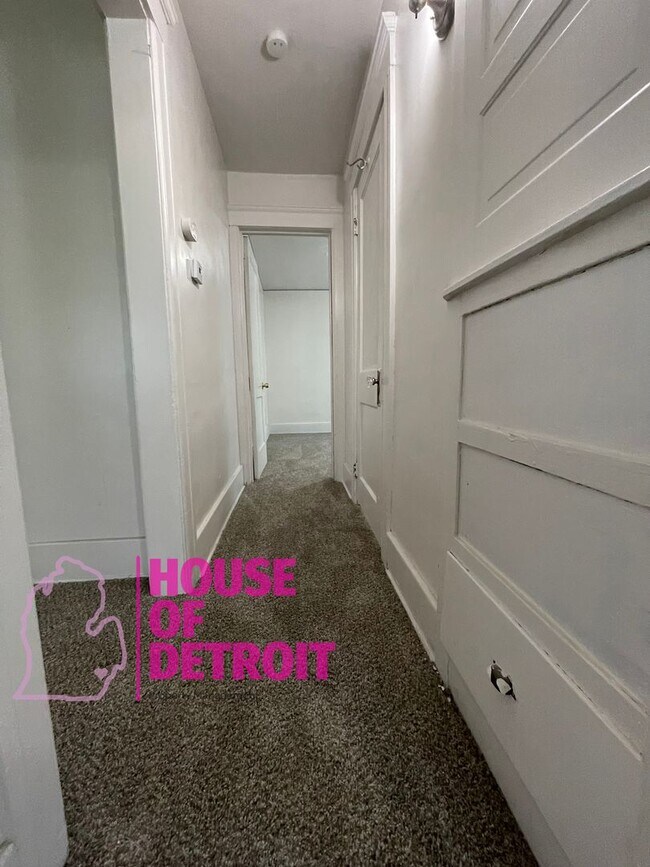 Building Photo - 3 BEDROOM 1 BATH FREE PRE-SCREEN