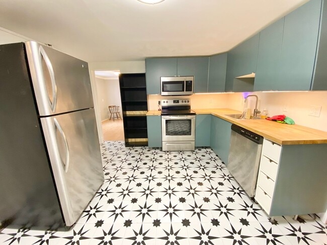 Building Photo - 93 Walnut St