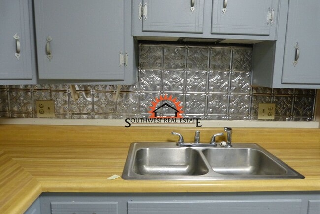 Building Photo - Lovely 3 bedroom 2 bath brick home.