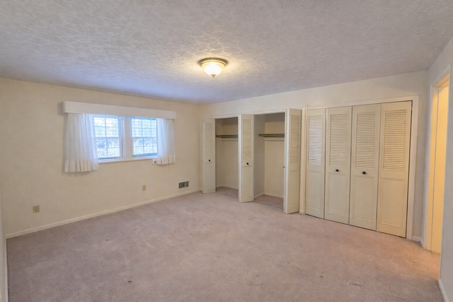 Building Photo - SPACIOUS 3 Bedroom, 2 bathroom home with basement and garage