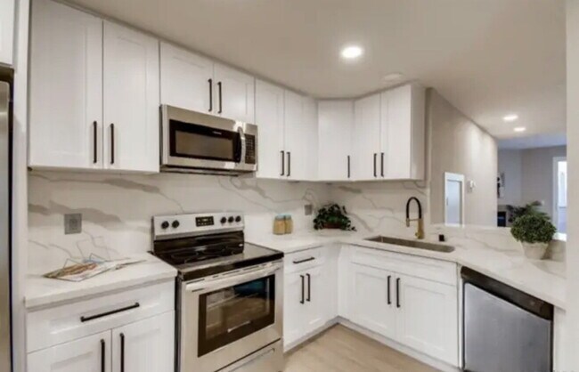 Building Photo - $3,500 - 3 Bed / 2.5 Bath Upgraded Townhome in The Knolls Community