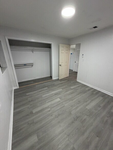 Building Photo - 4015 Silver Sands Rd