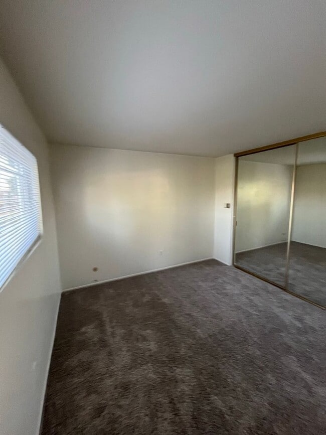 Building Photo - Beautiful 4 Bd Townhouse