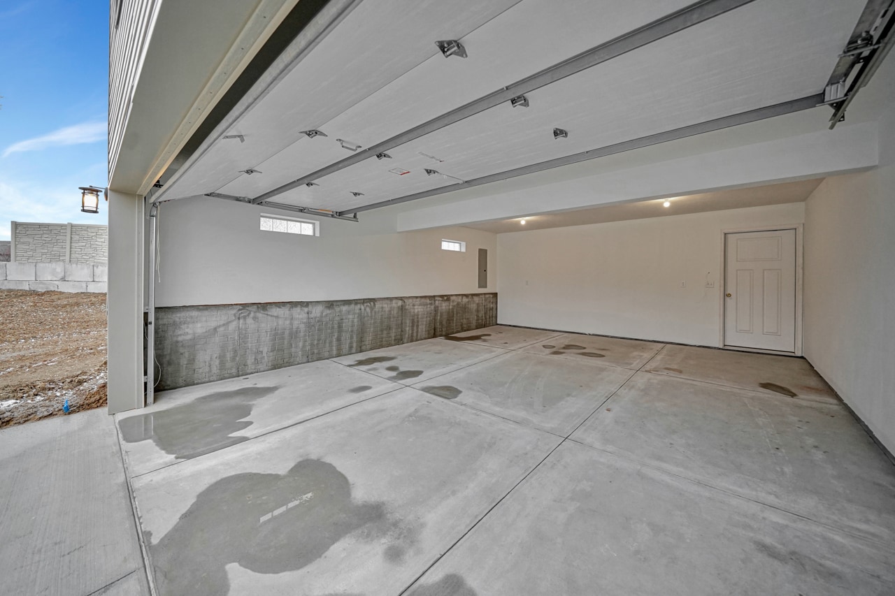 Attached 2-stall Garage - 8195 Regent Dr