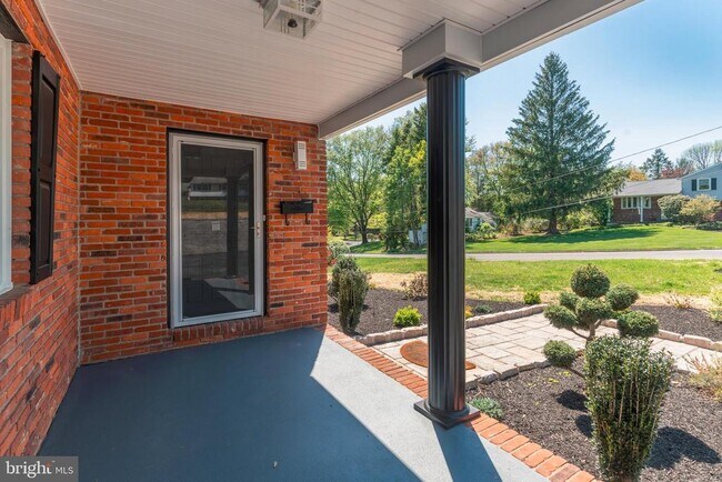 Building Photo - 248 Penncrest Dr