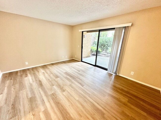 Building Photo - PET FRIENDLY One Bedroom Condo in a Peacef...