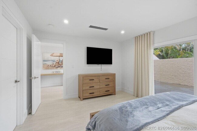 Building Photo - 1173 Hillsboro Mile